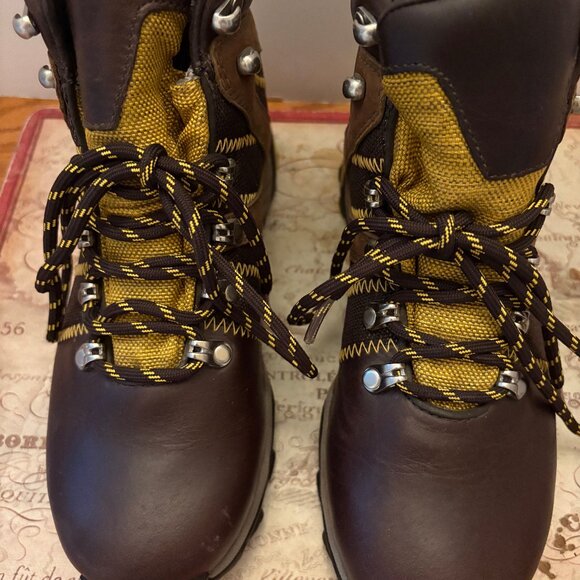 Columbia Techlite Hiking Boots Size 7 - CAD $60 - Picture 3 of 4